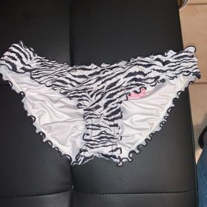 Scrunch butt bikini bottoms